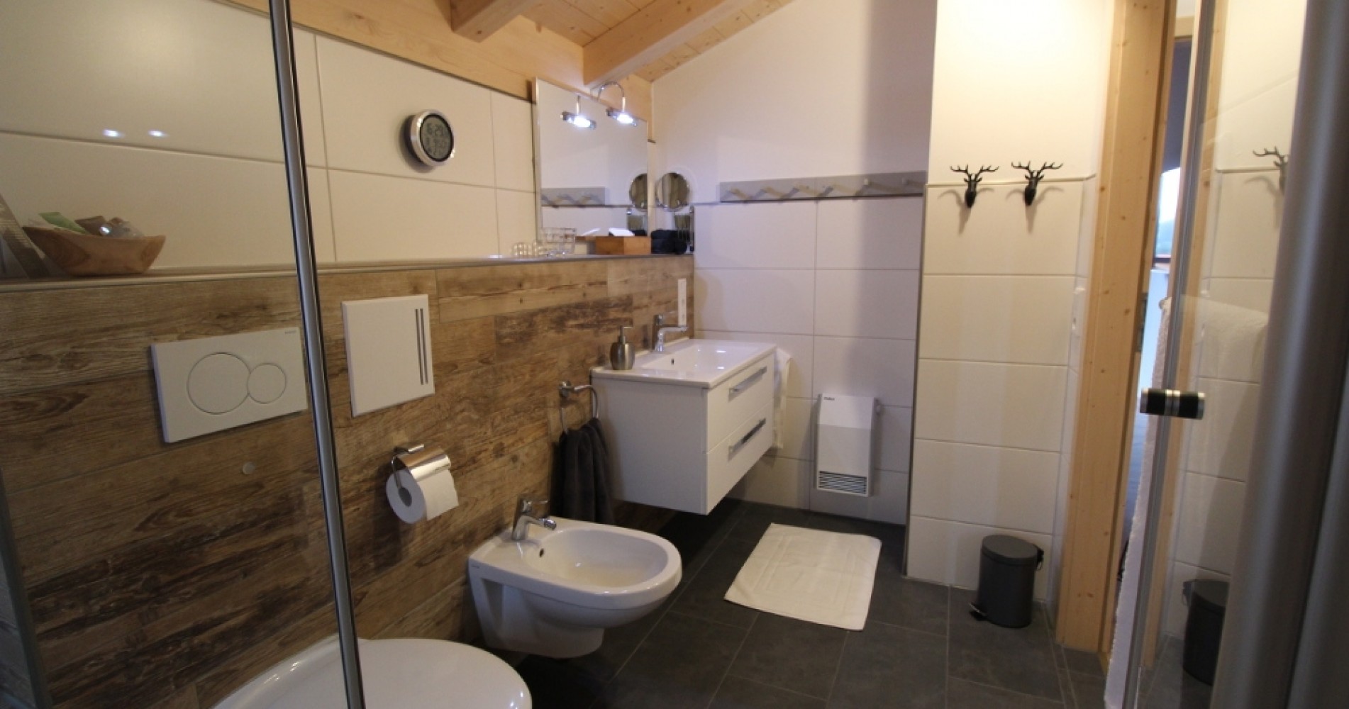 Bad OG mit Bidet, WC, Dusche und Fußbodenheizung